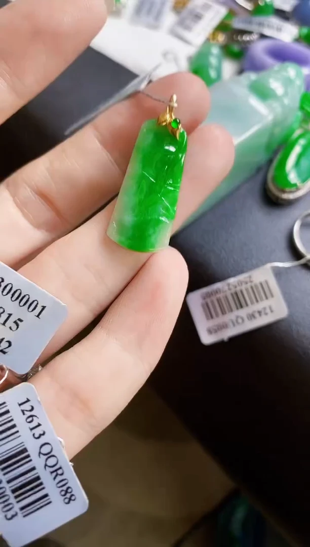 颈饰18K金镶嵌翡翠吊坠