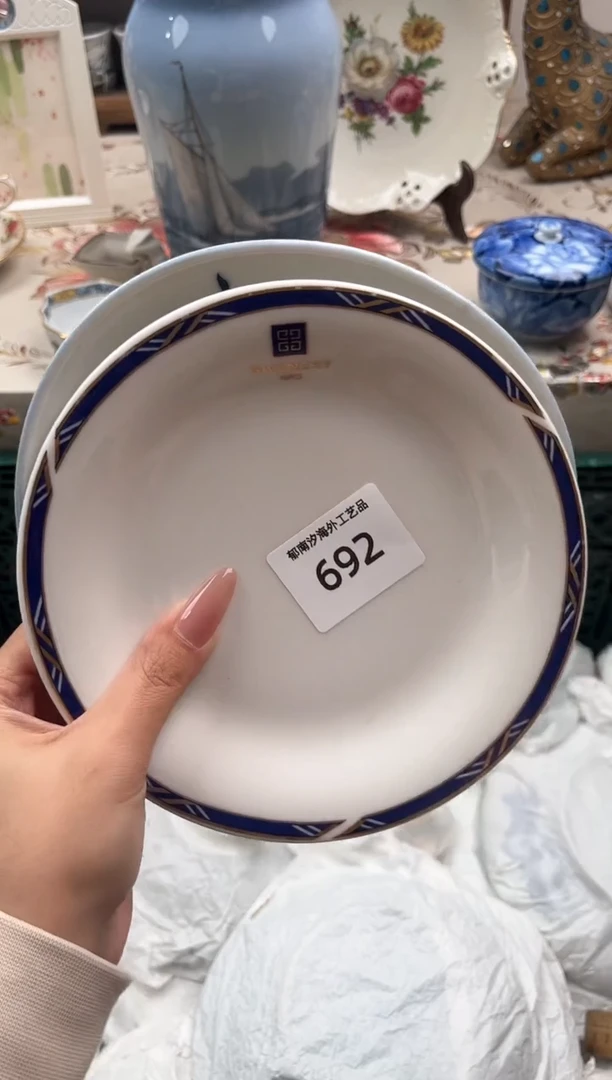 瓷片新****张O         692