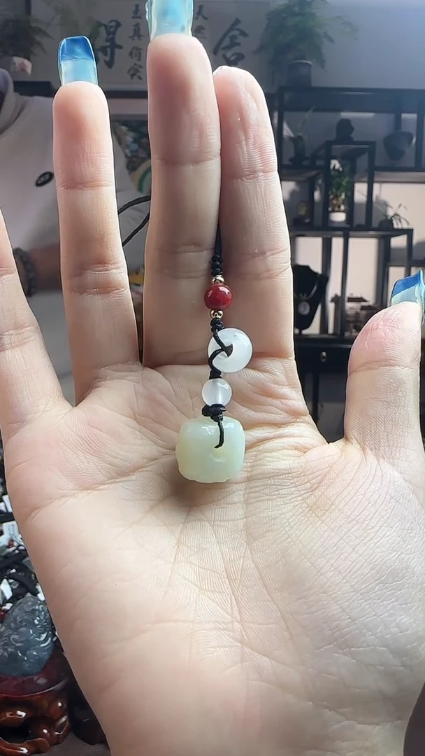 颈饰未镶嵌和田玉吊坠