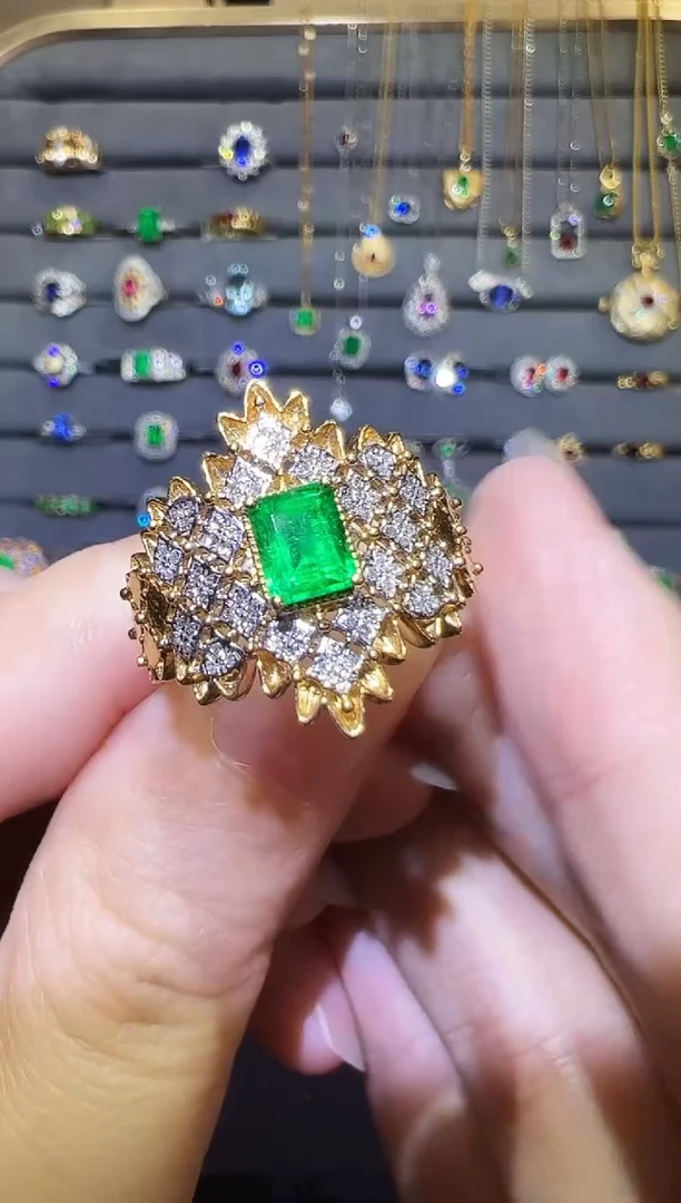 18K金镶嵌戒指祖母绿0.58ct