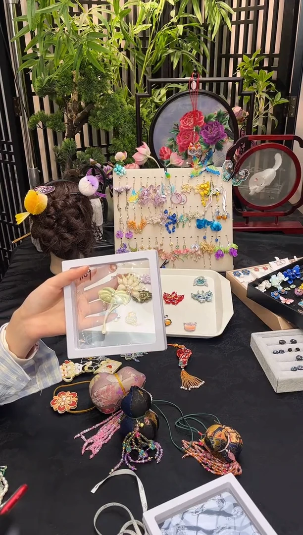 织绣?**?非遗苏绣手工饰品