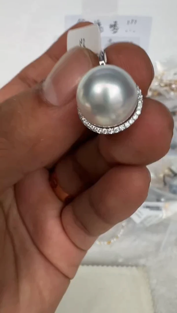 颈饰18K金镶嵌海水珍珠吊坠