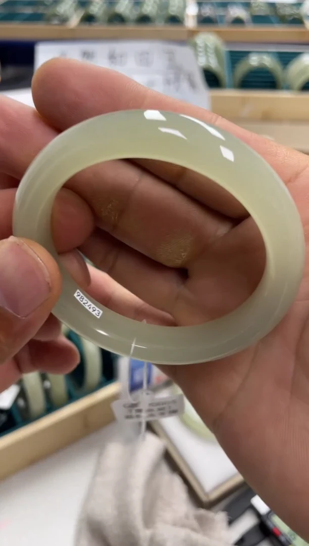 未镶嵌手镯和田玉大*和田玉手镯