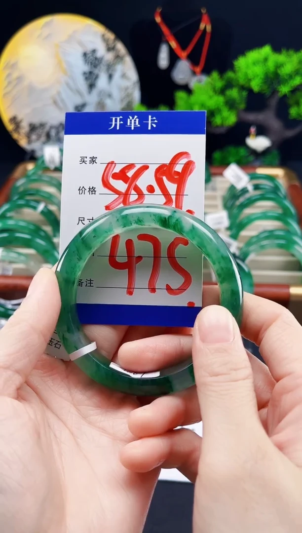 未镶嵌手镯石英质玉（非洲翠）手镯