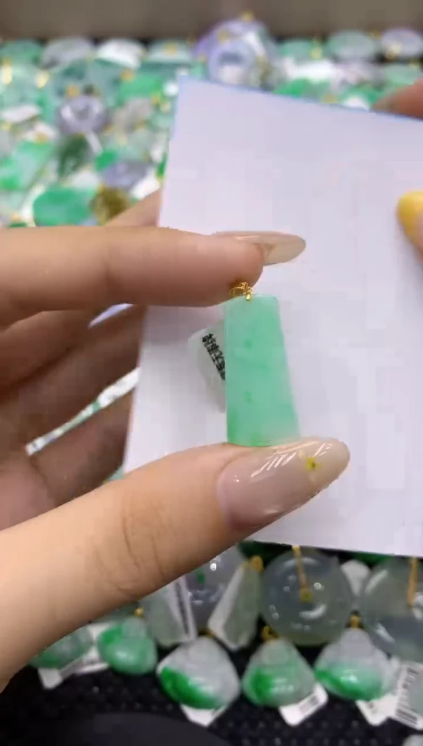 颈饰18K金镶嵌翡翠天然缅甸翡翠A货