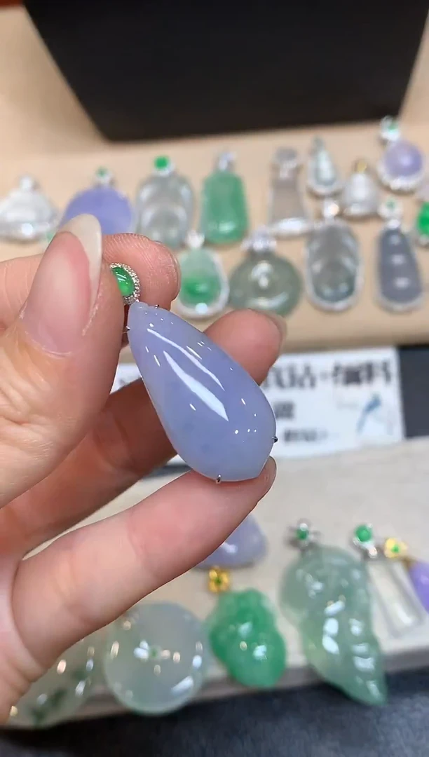 颈饰18K金镶嵌翡翠福瓜【无服务费