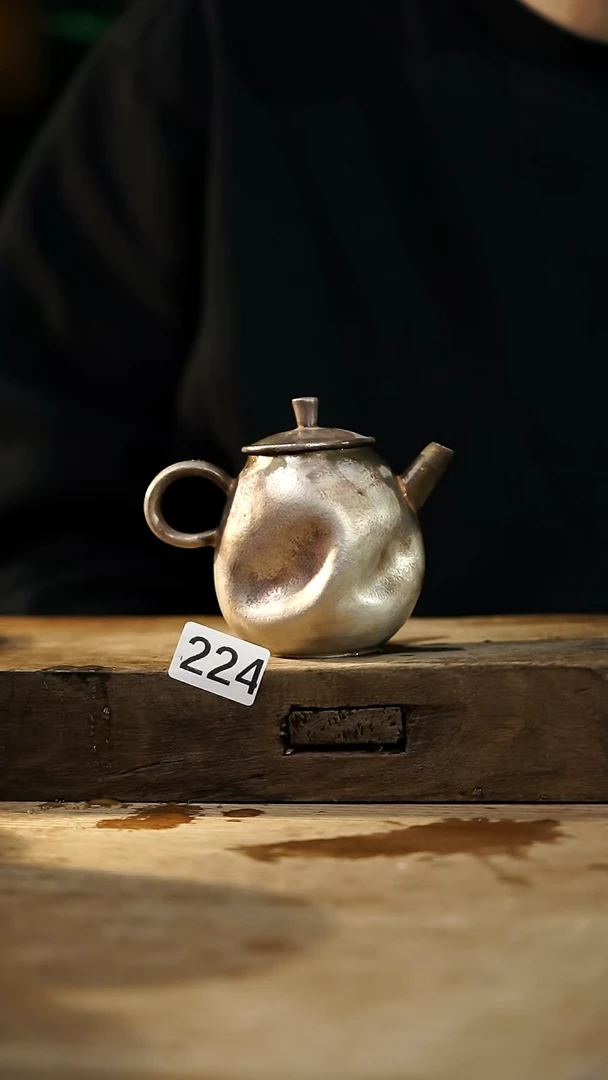 瓷片设计师手作！！落单设计师系列！！满工鎏银手捏壶