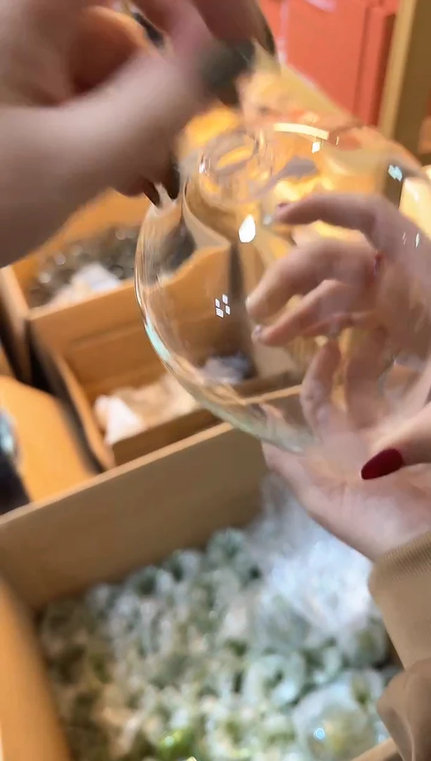 微瑕白色花瓶  v