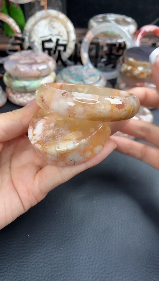 未镶嵌手镯（圆镯）石英质玉55