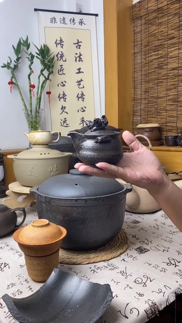 手抓宝瓶        松塔