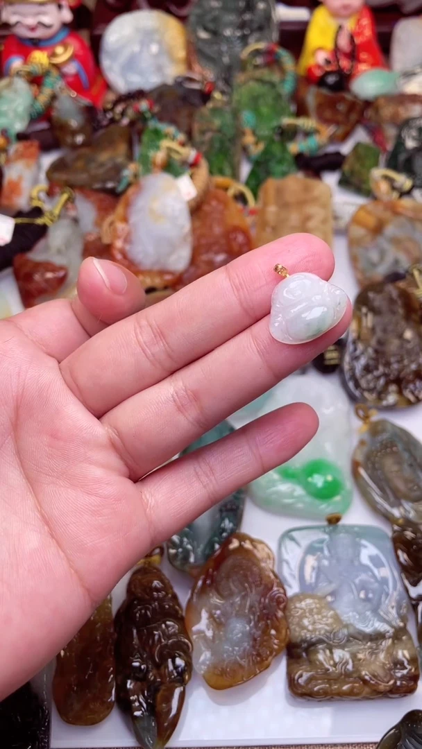 颈饰18K金镶嵌翡翠佛公