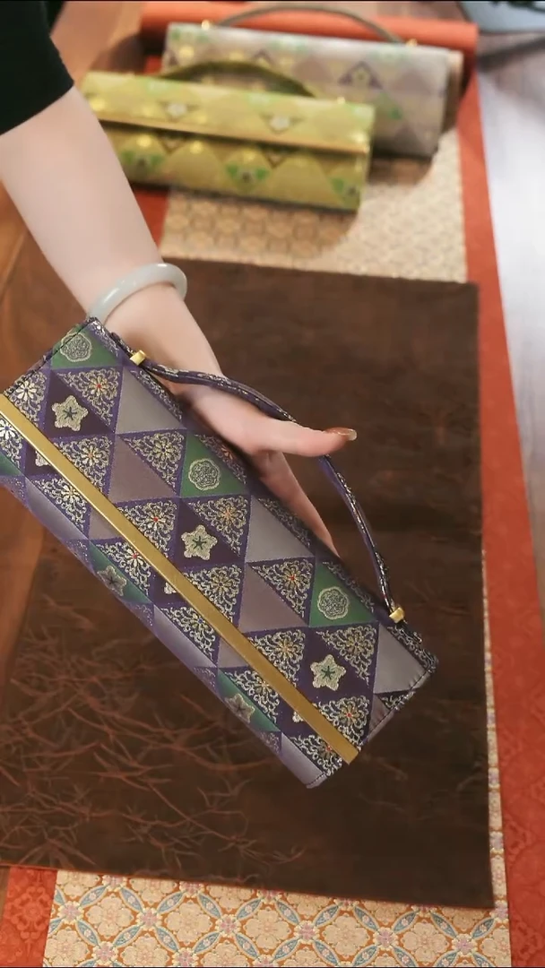 手拿包············