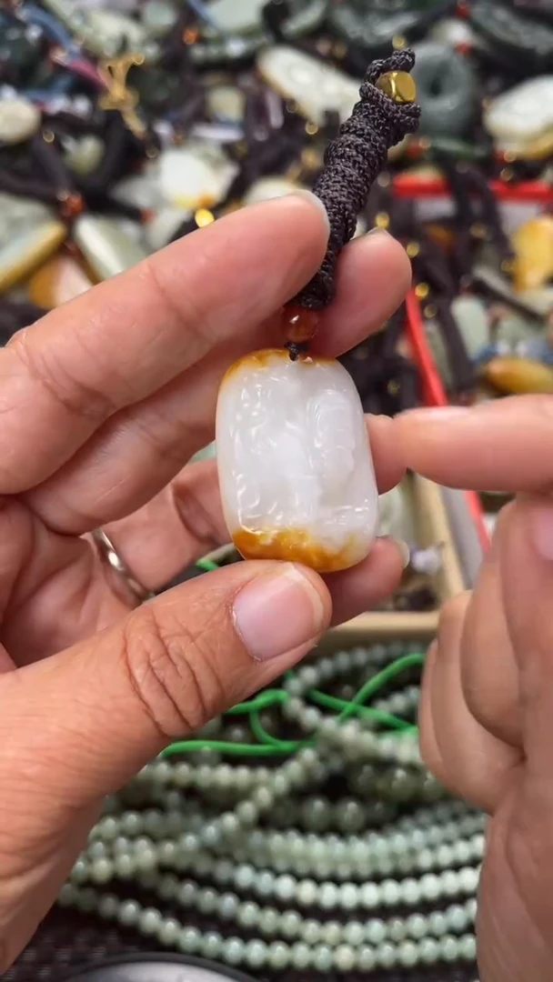 【闪购商品】和田玉颈饰未镶嵌多样性发货没有证书，拍一发一.有瑕