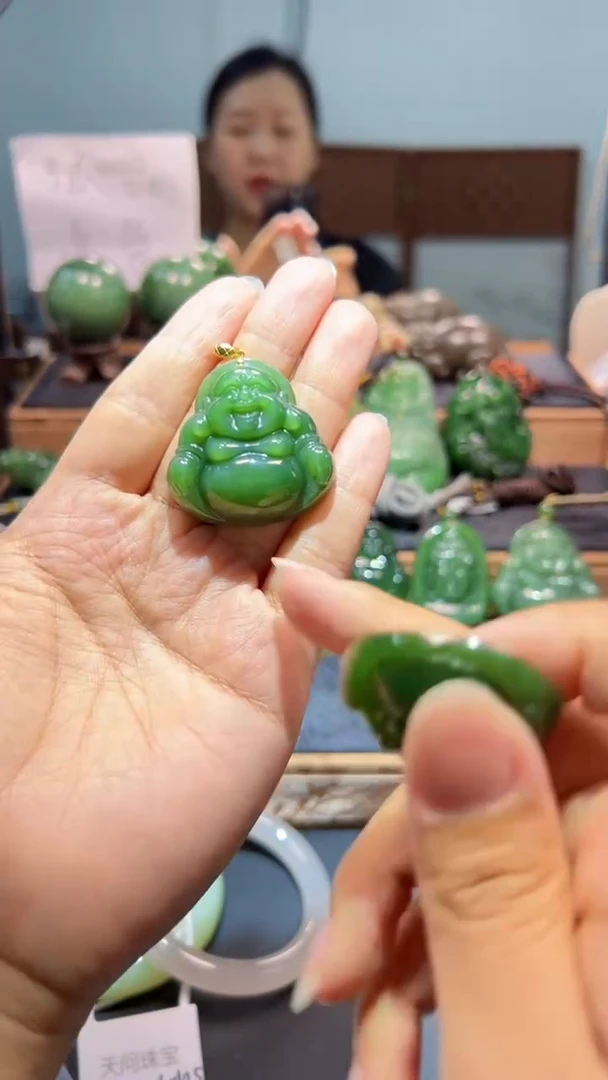 颈饰18K金镶嵌和田玉（碧玉）1
