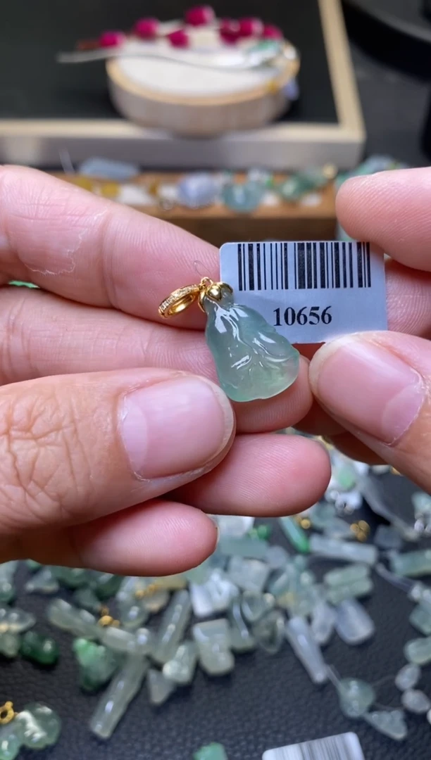 翡翠18K金镶嵌颈饰翡翠10656