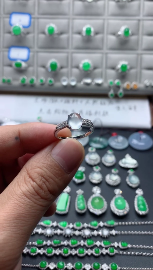 18K金镶嵌戒指翡翠18K翡翠伴钻