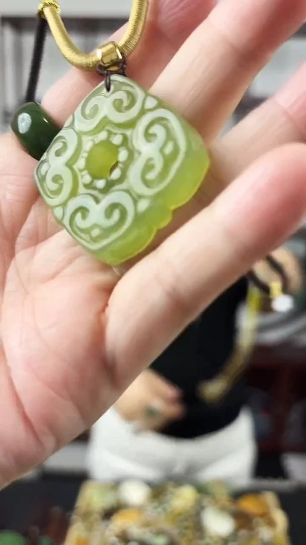 未镶嵌岫玉颈饰1