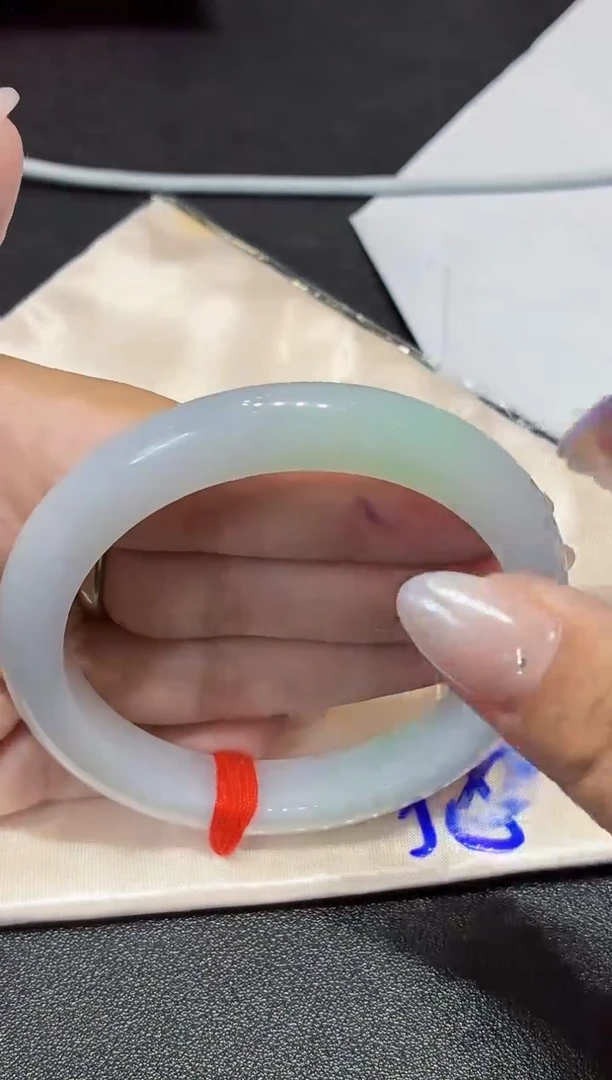 翡翠手镯未镶嵌翡翠手镯