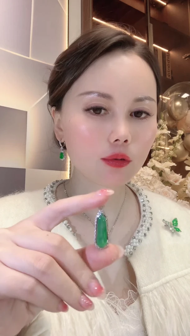 【闪购商品】翡翠吊坠(不含链)18K金镶嵌F124