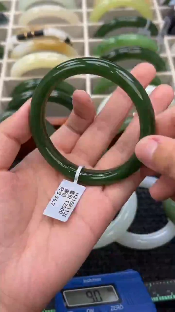 未镶嵌手镯和田玉57辣杨绿