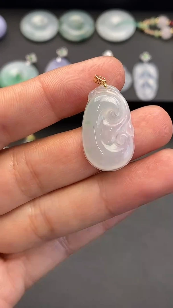 颈饰18K金镶嵌翡翠柠****?如意