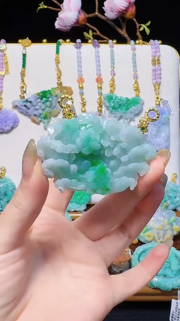 翡翠未镶嵌颈饰蝶恋花