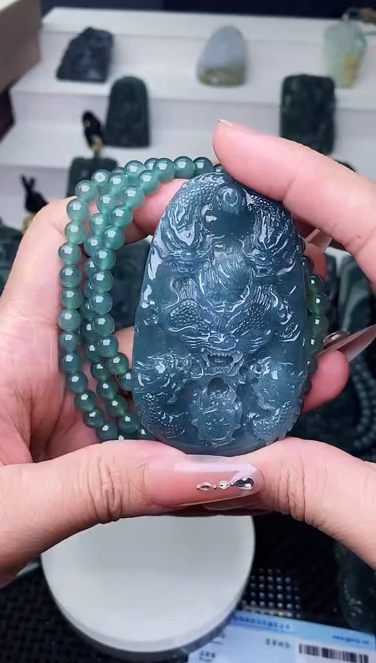 颈饰未镶嵌翡翠