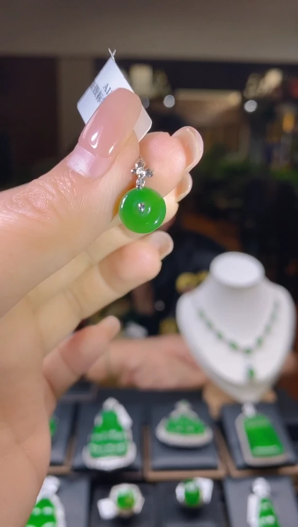 【闪购商品】翡翠吊坠(不含链)18K金镶嵌翡翠吊坠