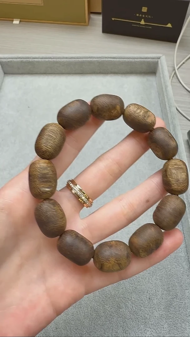 沉香手串随型枣珠单圈手串
