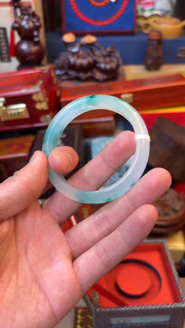 翡翠手镯未镶嵌——————————————1飘花