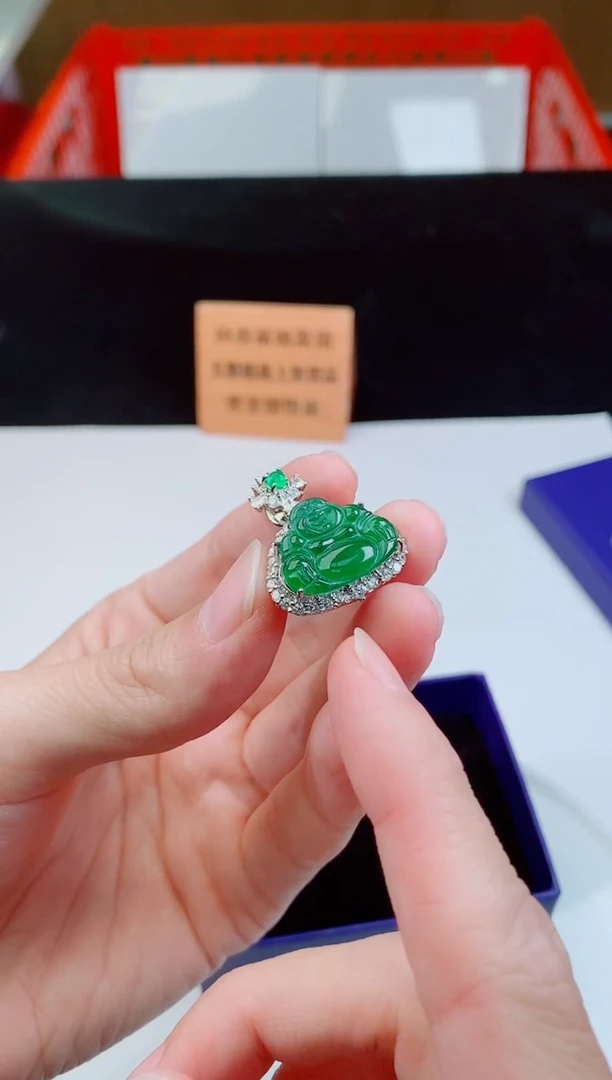 颈饰未镶嵌翡翠   ·