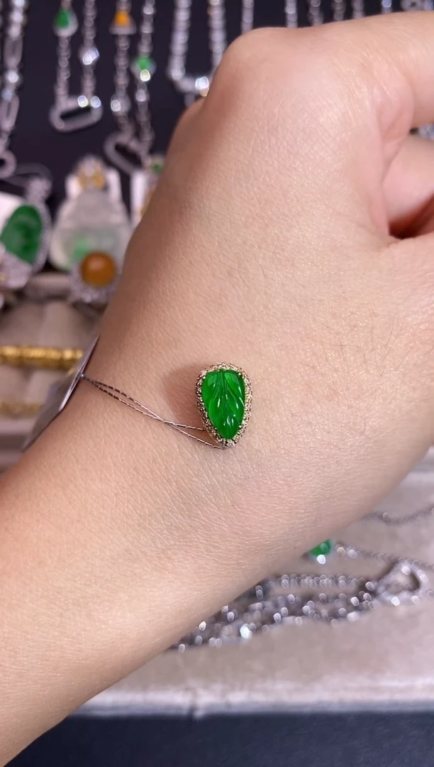 颈饰18K金镶嵌翡翠吊坠