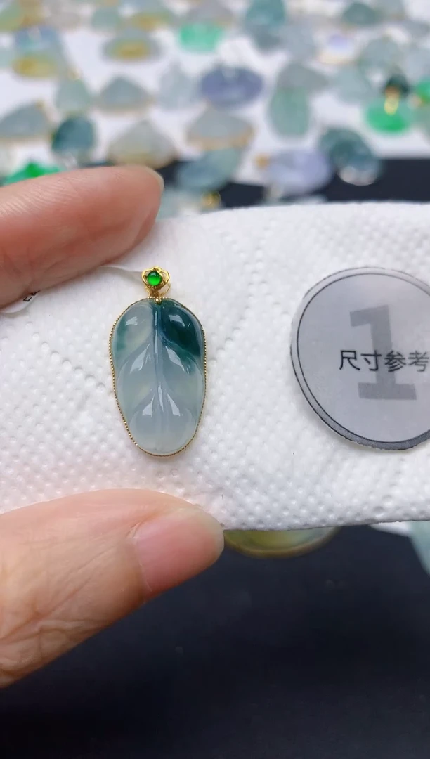 翡翠18K金镶嵌颈饰天然缅甸A货翡翠