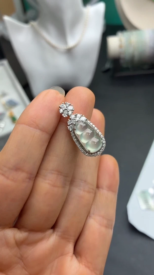 颈饰18K金镶嵌翡翠天然翡翠A货