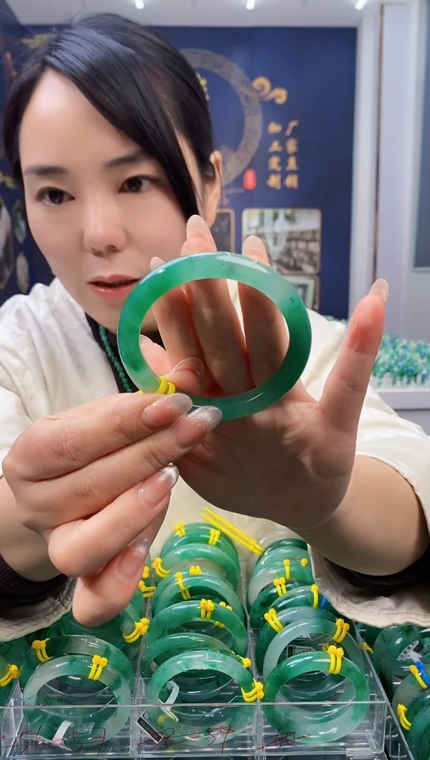 【闪购商品】石英质玉手镯未镶嵌63