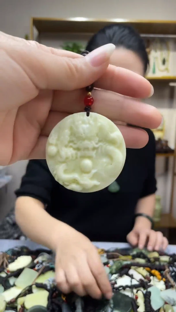 未镶嵌岫玉吊坠`