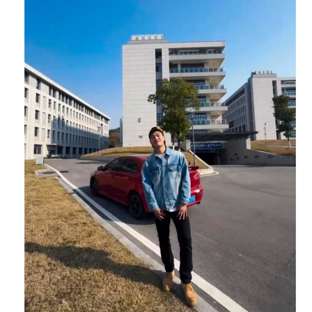 FDOA春季情侣款复古做旧破洞浅蓝设计感宽松版长袖夹克外套S030