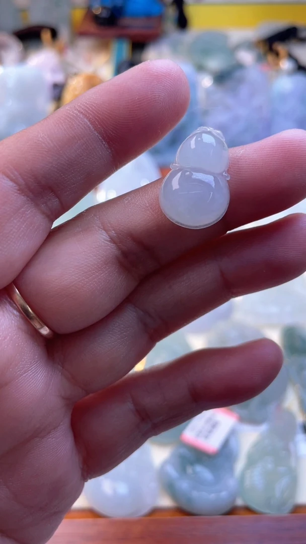 翡翠未镶嵌颈饰葫芦