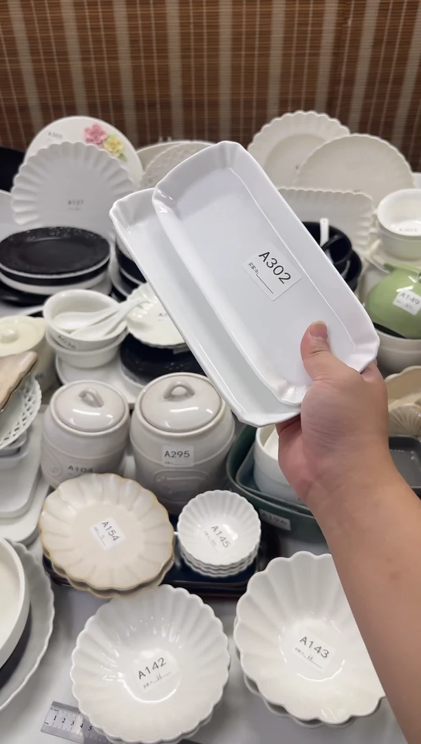 瓷            两个盘子
