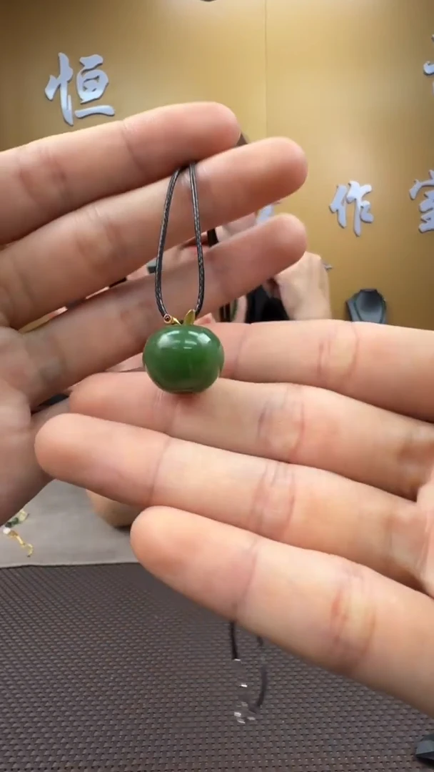 和田玉18K金镶嵌颈饰挂件