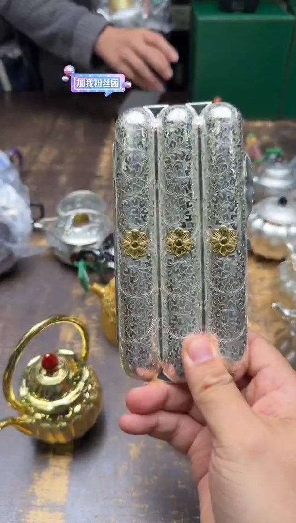 范*锋呆坐缠枝莲纹雪茄盒