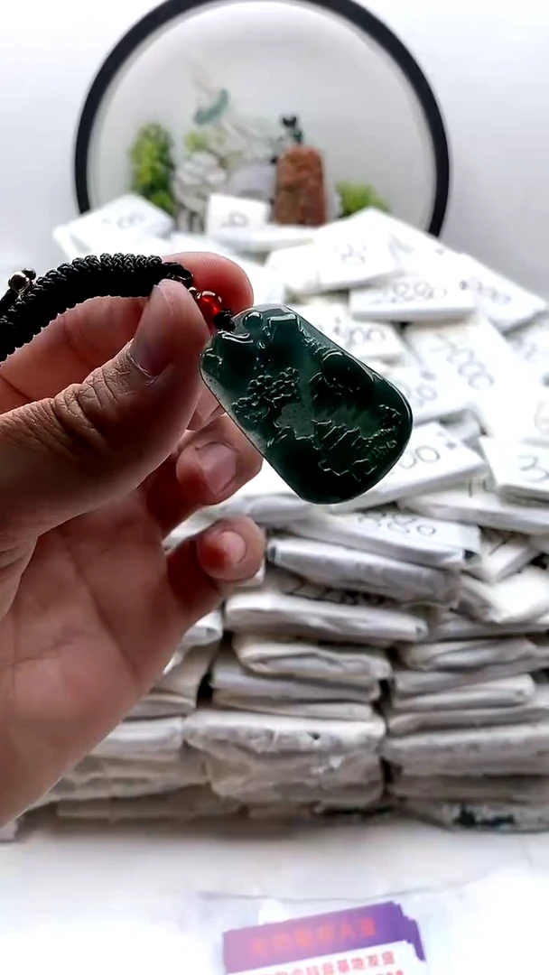 翡翠未镶嵌颈饰小山水