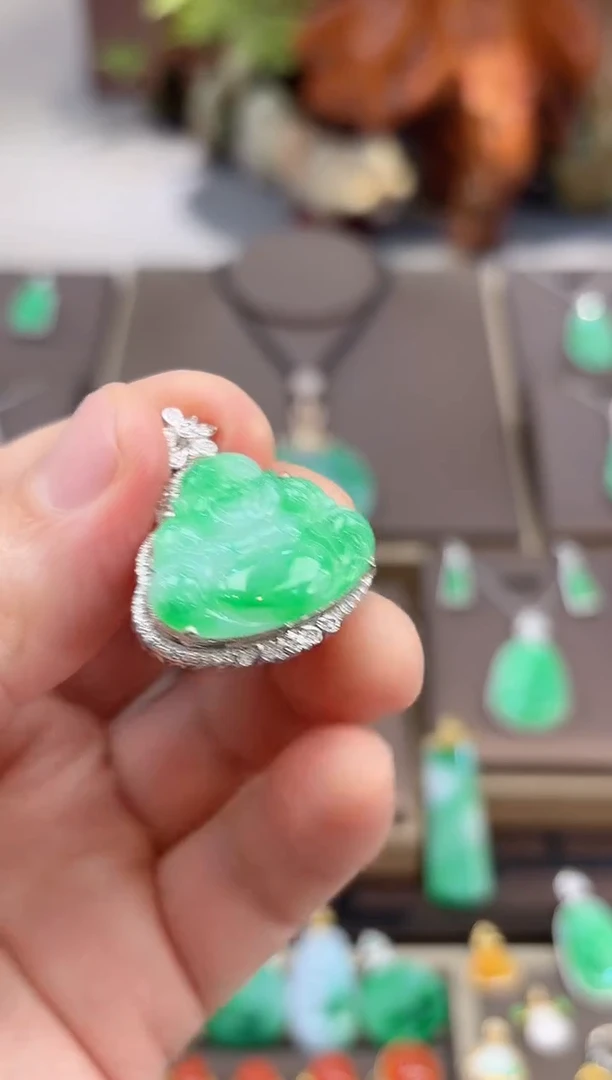 【闪购商品】翡翠吊坠(赠链)18K金镶嵌佛公吊坠