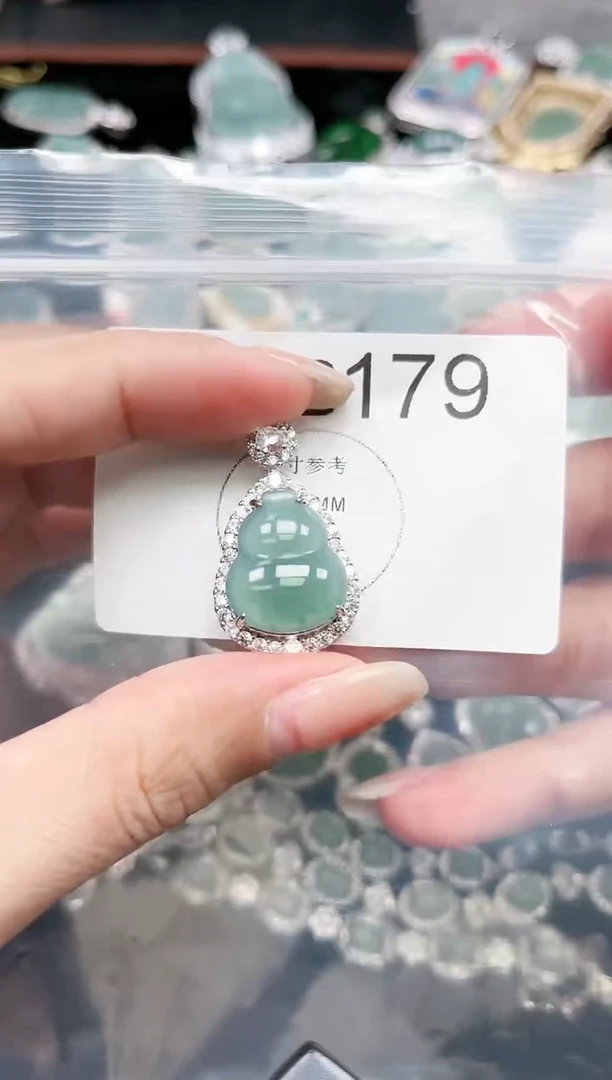 【闪购商品】翡翠颈饰未镶嵌赠皮绳179