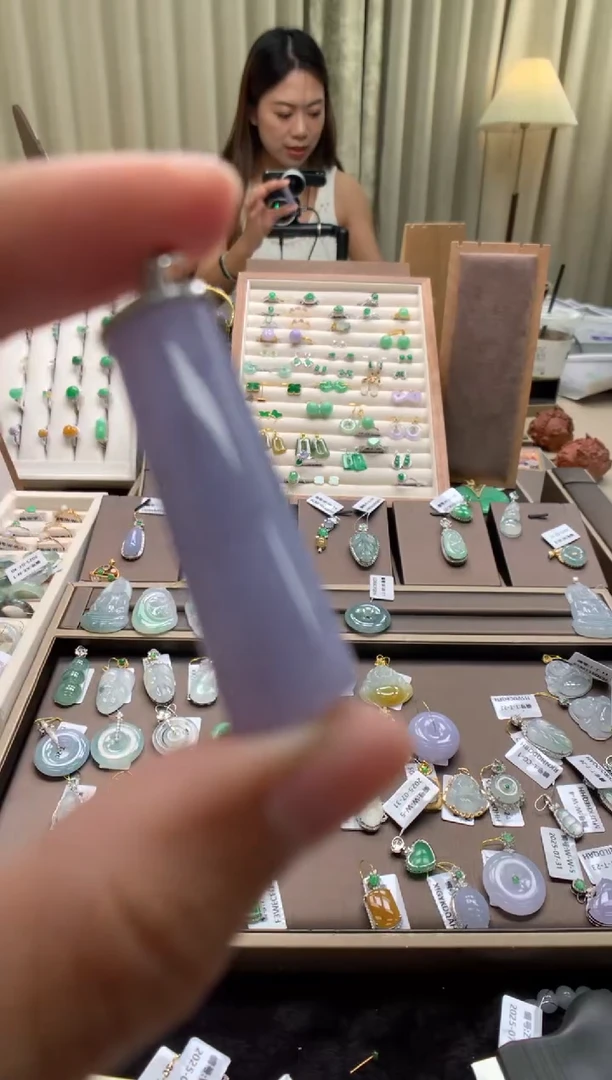 翡翠18K金镶嵌颈饰无事牌