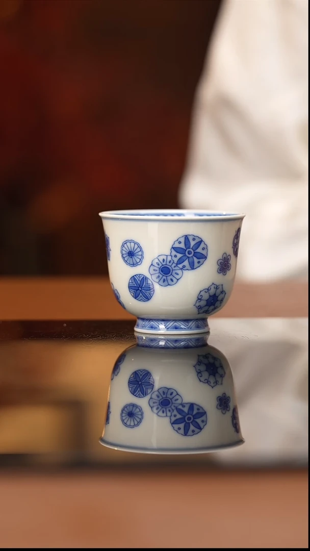 杯看山柴窑青花皮球花