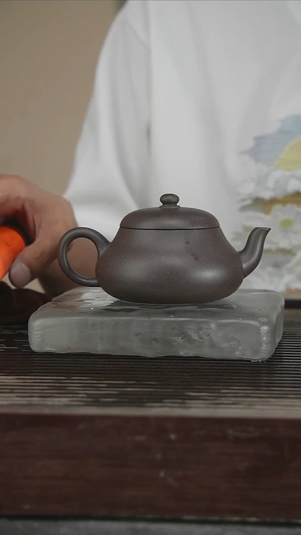 茶壶紫砂省大，带证200CC235号