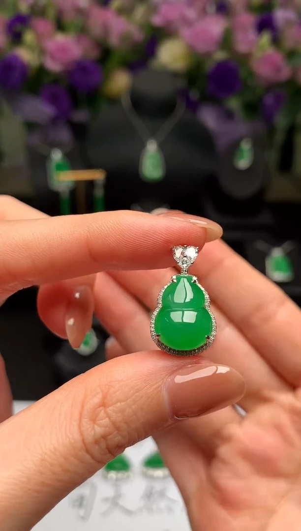颈饰18K金镶嵌翡翠葫芦