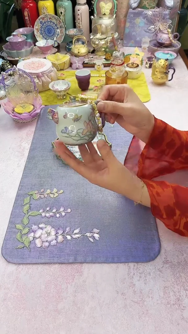 54灵玺贡坊 鸢尾花瓷壶