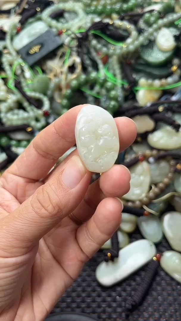 和田玉未镶嵌颈饰（多样性发一件）没有证书有瑕